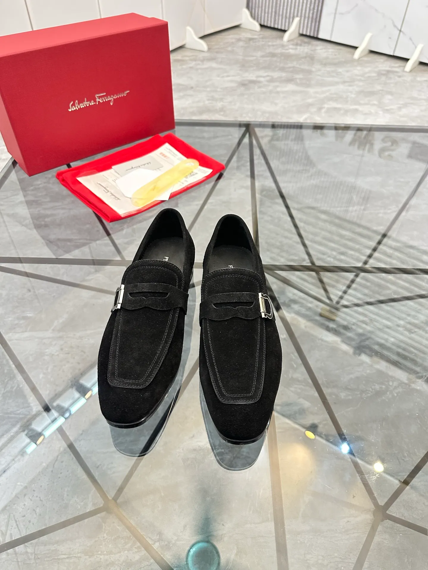 Men's shoes: 💰P640¥ High-end quality Product trademark: Ferragamo* "Ferragamo*" leather shoes Regular size: 38-44 (can be customized to 45.46.) Product materials: imported first-layer nubuck leather upper, cowhide lining, original outsole. Number: 688